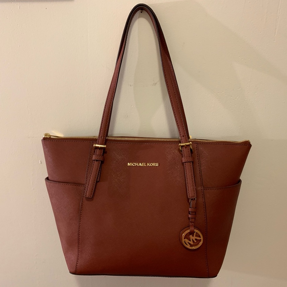 Michael Kors Jet set burgundy tote
